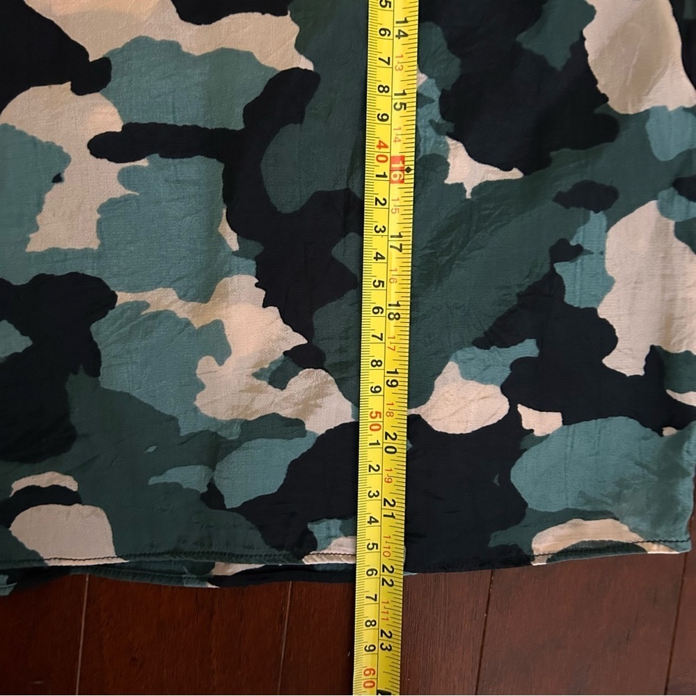 $198 Velvet by Graham & Spencer Vika Camo Print Blouse size M short sleeve - Picture 7 of 8